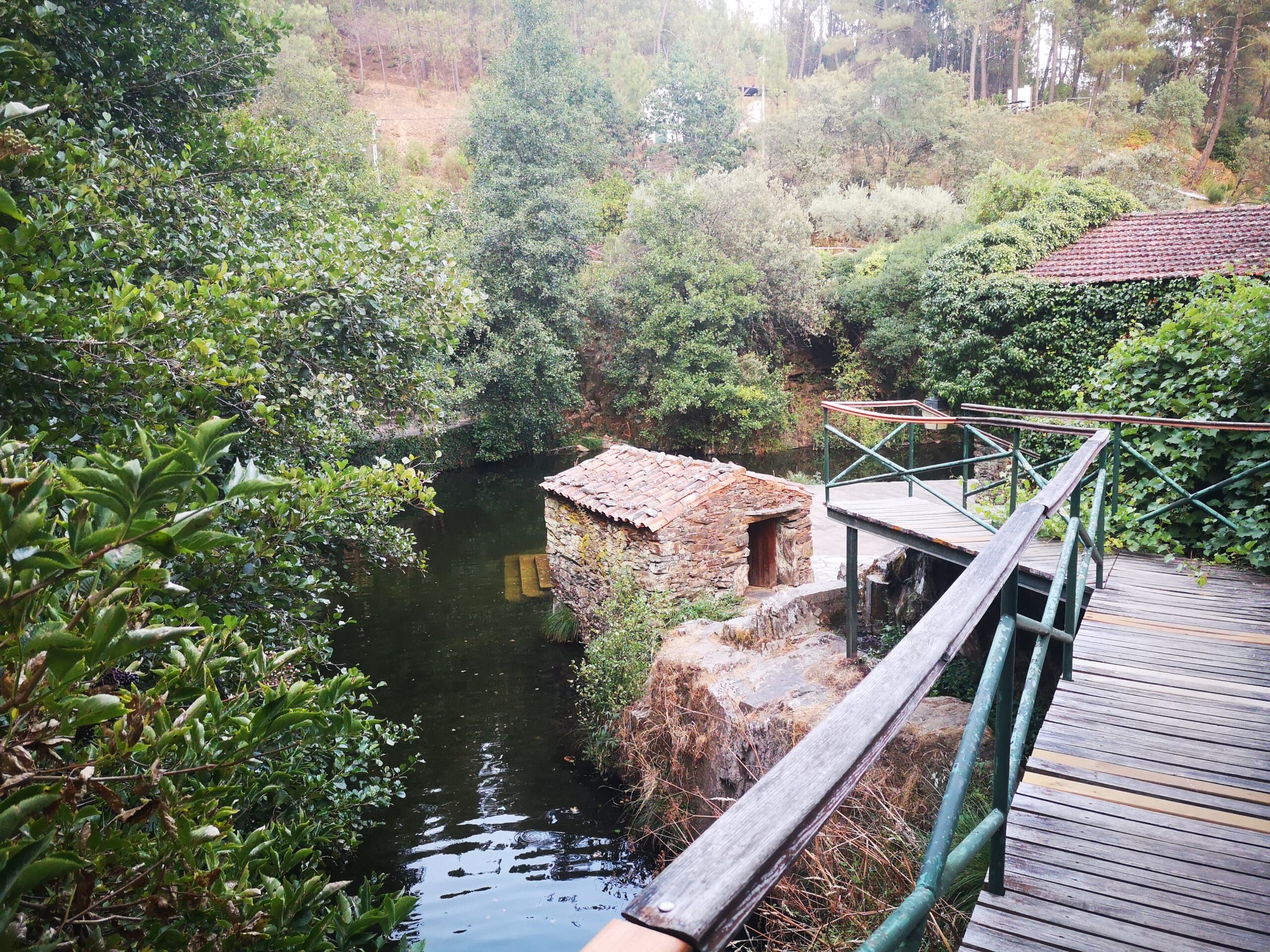 Praia fluvial da Fróia, moinho de água da antiga casa de habitação local, lindo para recordar o passado