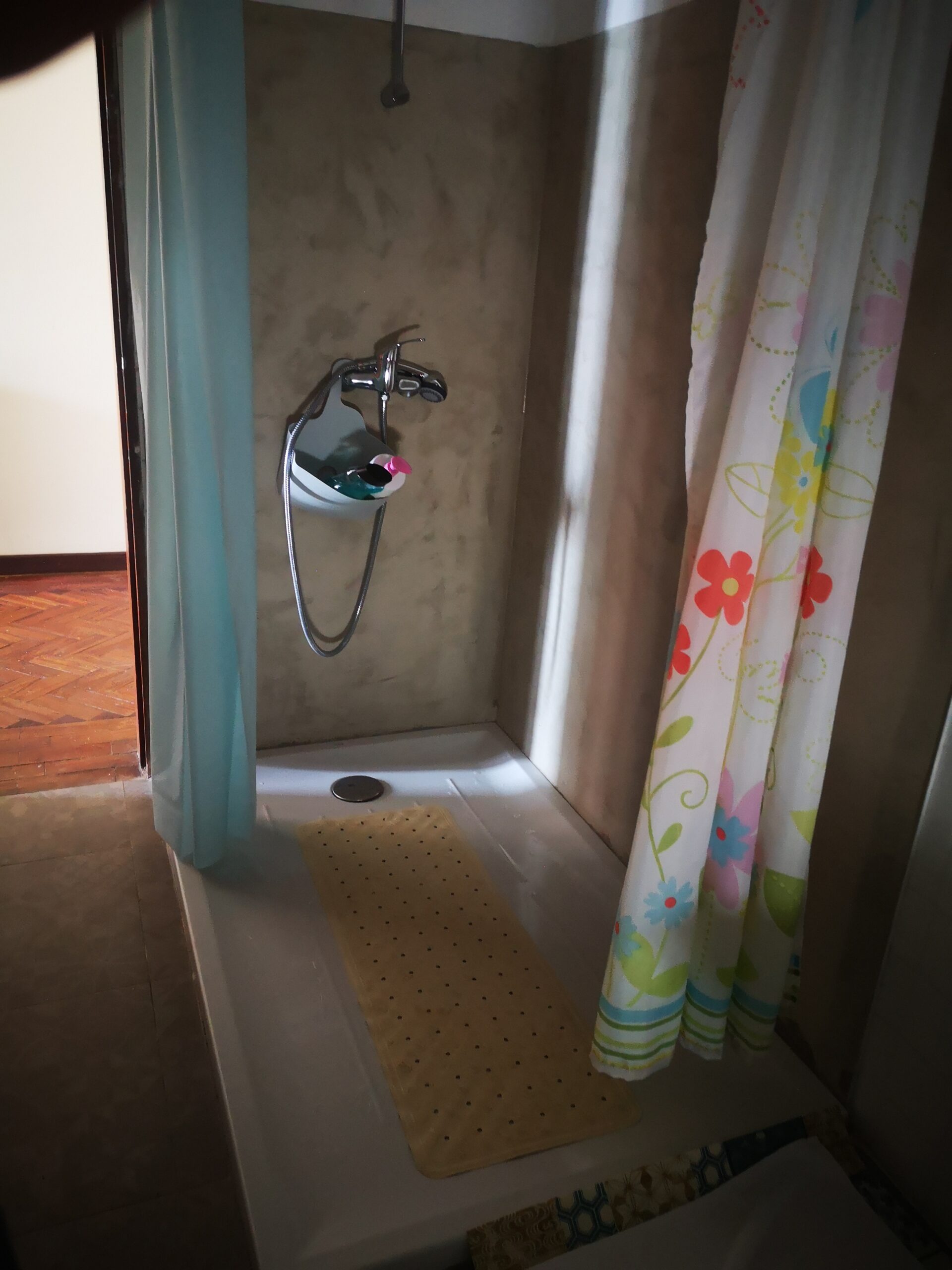 Booking Castelo Branco: Para qu\xEA um dois quartos separados, quando pode ficar num apartamento com 150m2 ?